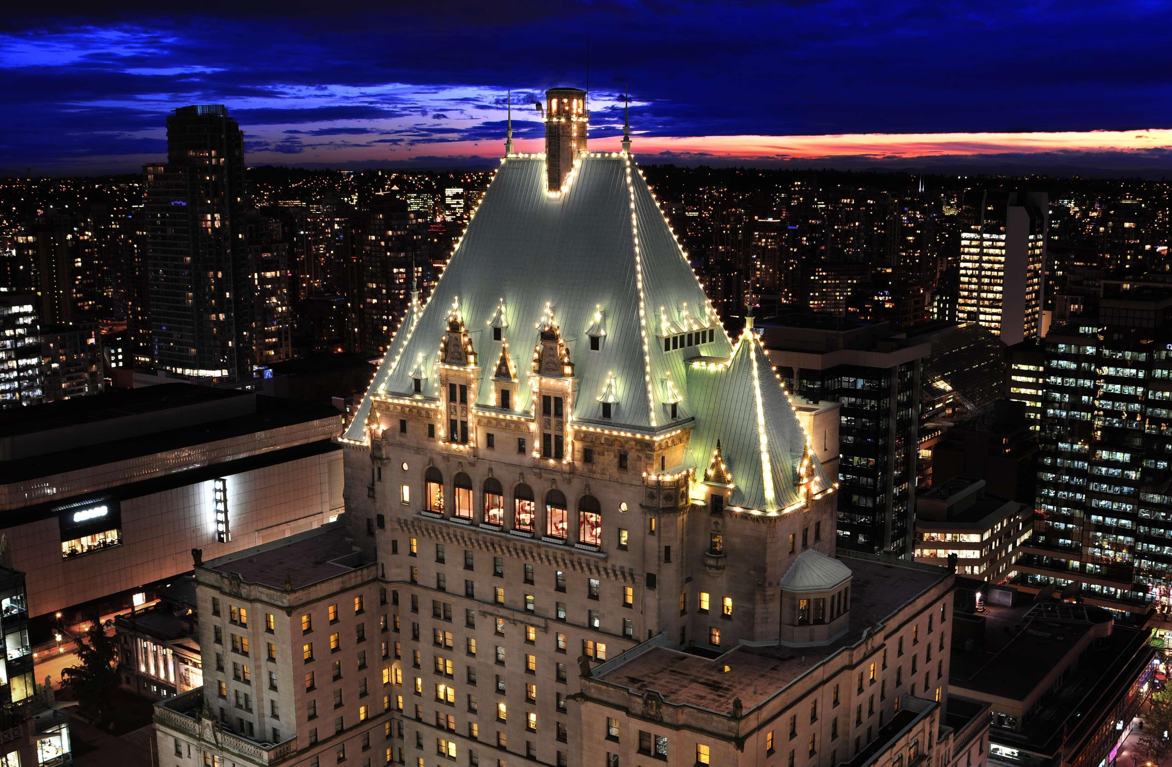 Fairmont Hotel Vancouver Exterior photo The top of the CN Tower at night