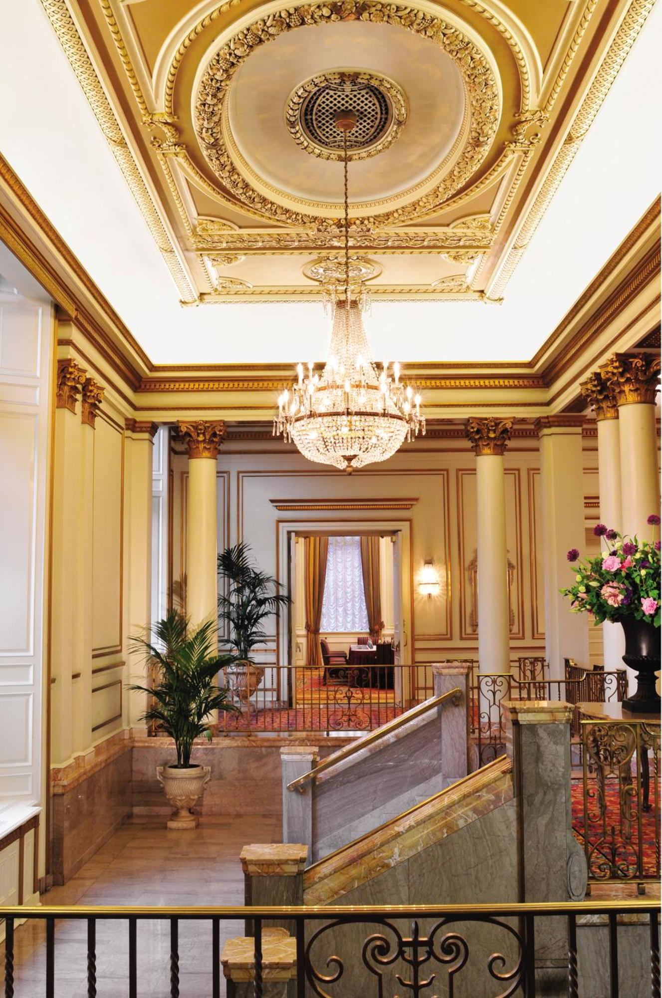 Fairmont Hotel Vancouver Interior photo The interior of the hotel